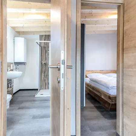 In Near The Lakebeach Hallschlag