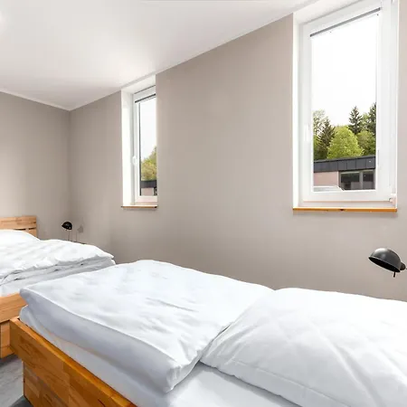 In Near The Lakebeach Hallschlag