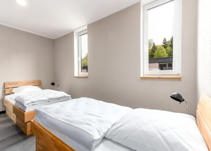 In Near The Lakebeach Hallschlag